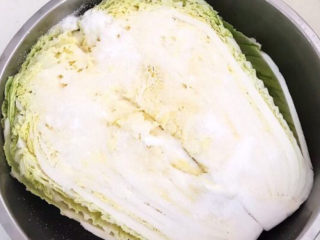 15、韩式辣白菜,撒上岩盐