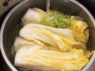 18、韩式辣白菜,把腌制好的白菜放入冷水冲洗干净