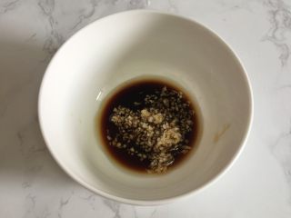 9、丝瓜酿虾,碗内加入糖、盐、蒸鱼豉油、料酒和蒜泥拌匀。