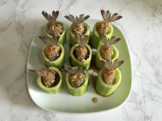 10、丝瓜酿虾,用勺把调料淋在丝瓜和虾上，放入蒸阁。