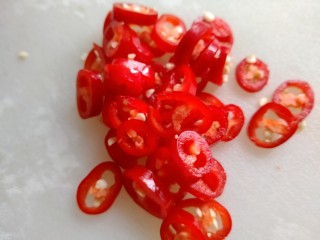 3、韭菜爱上花蛤,美人椒切圈