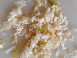 4、韭菜爱上花蛤,大蒜子切末