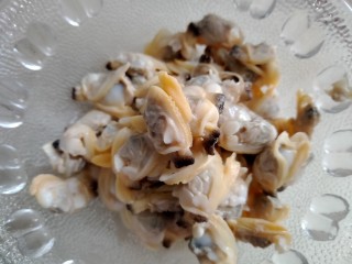 5、韭菜爱上花蛤,取出花蛤肉。