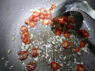 7、韭菜爱上花蛤,锅内加油，大蒜末煸香加入红椒圈，煸香。