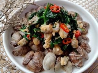 9、韭菜爱上花蛤,出锅，装盘。一道美味又不失颜值的菜品就好了。????????????