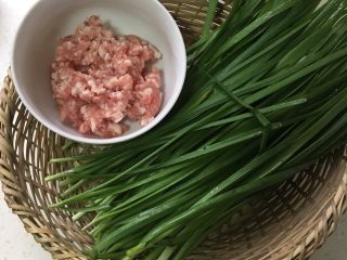 1、肉末韭菜,准备食材