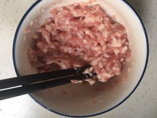 2、肉末韭菜,肉末加少量水搅拌均匀