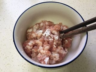 3、肉末韭菜,肉末1克盐、淀粉和料酒顺时针搅拌均匀，肉末和肉丝想要炒出来不柴的话，必须炒之前加点料腌制一会。