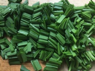 4、肉末韭菜,韭菜洗净切成小段。