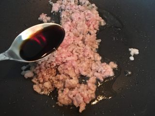 5、肉末韭菜,翻炒均匀加1汤匙生抽。