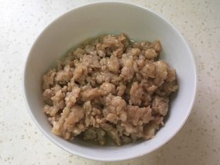 6、肉末韭菜,炒熟后存出备用。