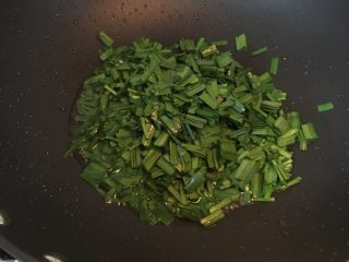 7、肉末韭菜,热锅热油放入韭菜。