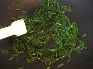 8、肉末韭菜,翻炒均匀加入2克盐。