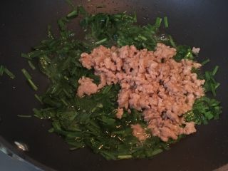9、肉末韭菜,翻炒均匀放入肉末。