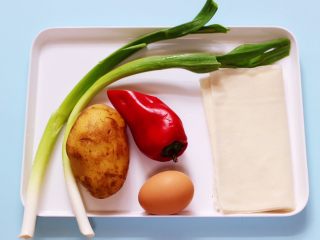 1、土豆丝红椒煎春卷,备齐所有的食材。