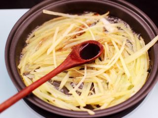 6、土豆丝红椒煎春卷,加入适量的盐和鸡精，再加入生抽调色。