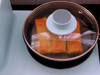 17、土豆丝红椒煎春卷,盖上锅盖把春卷转小火的底部煎至金黄时。