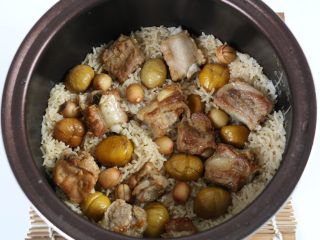 12、排骨板栗香焖饭,开盖后，用饭勺翻拌均匀。