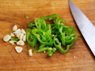 4、家常辣炒土豆丝,把蒜切成薄片,青椒切成丝。