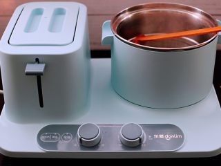 6、家常辣炒土豆丝,东菱早餐机的汤锅里,加入适量的清水烧开后。