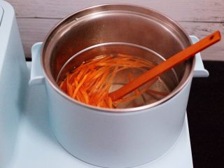7、家常辣炒土豆丝,放入适量的盐,把胡萝卜丝进行焯水 ,看见胡萝卜丝变软捞出沥干水分备用。