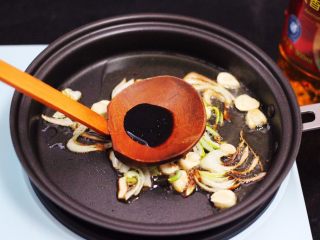 9、家常辣炒土豆丝,先爆香葱蒜后,加入生抽和花椒粉。