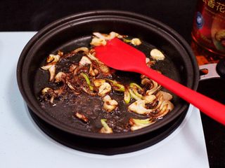 10、家常辣炒土豆丝,大火把所有调料翻炒出香味。