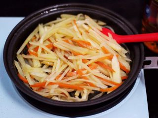 12、家常辣炒土豆丝,大火翻炒至土豆丝变软。