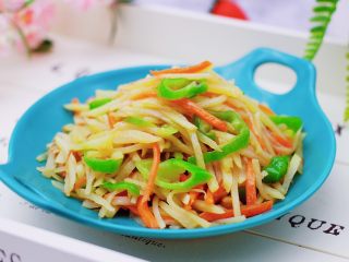 16、家常辣炒土豆丝,啦啦啦,好吃又下饭的辣炒土豆丝出锅咯。