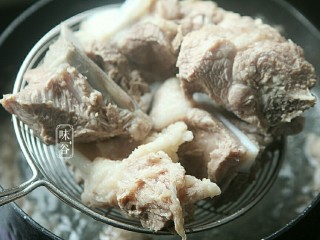 4、清热祛湿的沙葛猪骨汤,煮开1分钟后，猪骨头的血水出来了。然后把猪骨捞出来冲洗，去掉浮沫后待用。（这些可以去除腥味和血水，以免汤汁混浊。