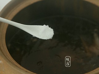 12、清热祛湿的沙葛猪骨汤,关火前加入适量的食盐调味即可。