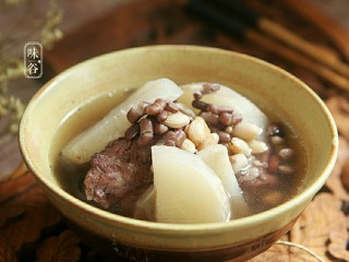 13、清热祛湿的沙葛猪骨汤,端碗盛出。