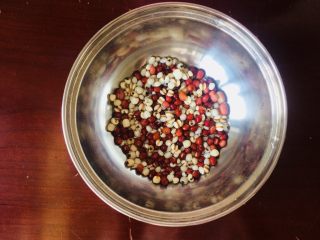 1、瘦身红豆薏米冬瓜汤,将红豆薏米提前用冷水浸泡2个小时。