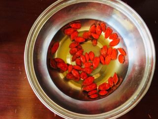 2、瘦身红豆薏米冬瓜汤,枸杞洗净浸泡备用。