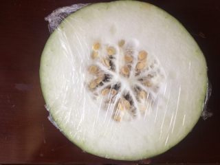 3、瘦身红豆薏米冬瓜汤,准备一个冬瓜。