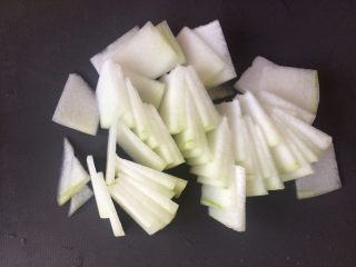 4、瘦身红豆薏米冬瓜汤,去皮切片。