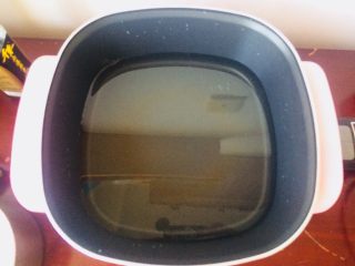 5、瘦身红豆薏米冬瓜汤,锅中放入冷水。