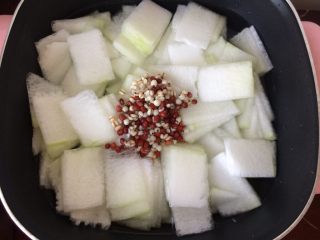 7、瘦身红豆薏米冬瓜汤,加入红豆薏米一起煮。