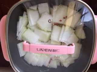 8、瘦身红豆薏米冬瓜汤,盖上盖子,煮大约20分钟。