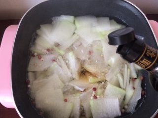 9、瘦身红豆薏米冬瓜汤,加入10g酱油。