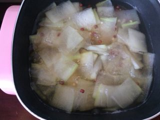 10、瘦身红豆薏米冬瓜汤,加入2g盐。