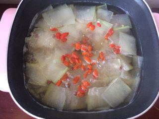 11、瘦身红豆薏米冬瓜汤,出锅前加入枸杞。