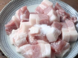 3、酸甜咕噜肉,放入盐;