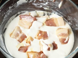 6、酸甜咕噜肉,把腌制好的五花肉放入面粉内;