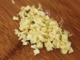 9、酸甜咕噜肉,蒜去皮剁成蓉;