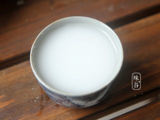 10、酸甜咕噜肉,淀粉加水做成淀粉水;