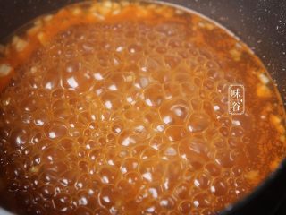 12、酸甜咕噜肉,煮开后倒入淀粉水调成酸甜汁;