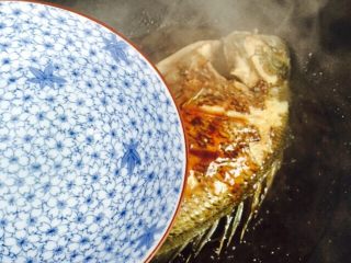 14、美味家烧+红烧鱼,倒入一碗热水