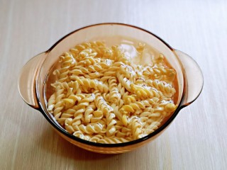 1、黑胡椒意大利面,首先将螺旋意面冷水泡软。(这样比较容易煮熟)