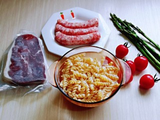 2、黑胡椒意大利面,准备好其它食材，食材可以任意搭配。